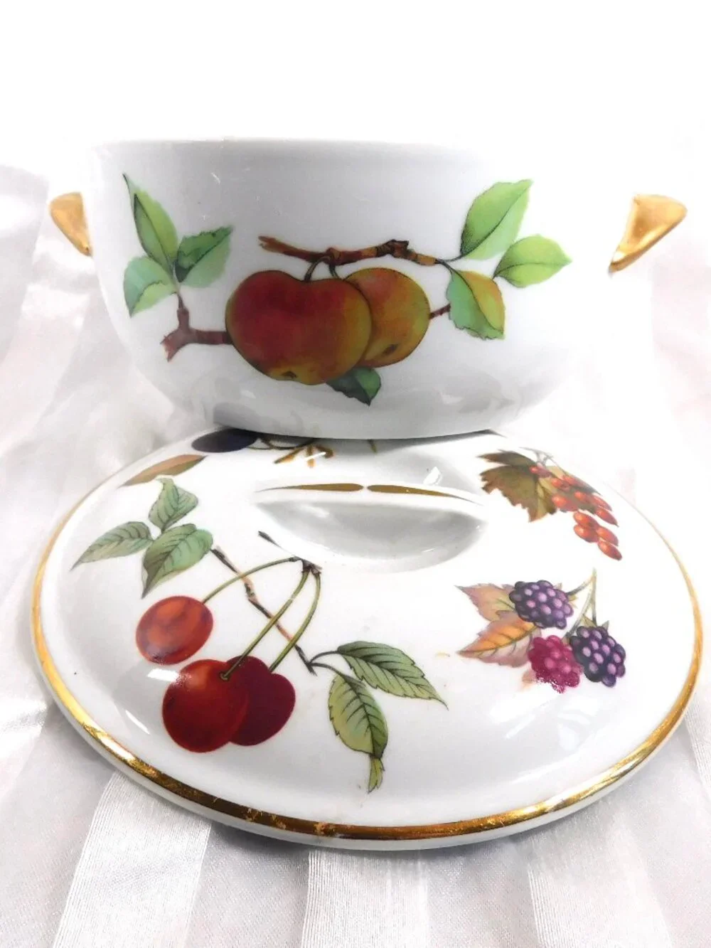 Royal Worcester Round Entrée Dish and Lid in Evesham Gold # 26290